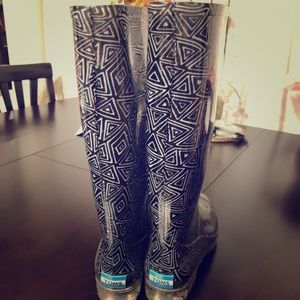 Black and white TOMS rain boots